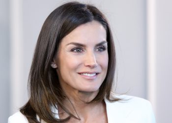 Doña Letizia nos inspira para recrear el look de perfecta invitada de estas Navidades