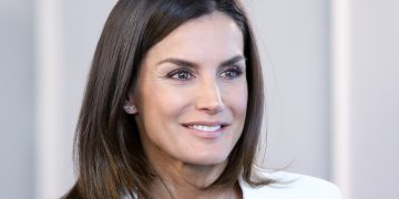 Doña Letizia nos inspira para recrear el look de perfecta invitada de estas Navidades