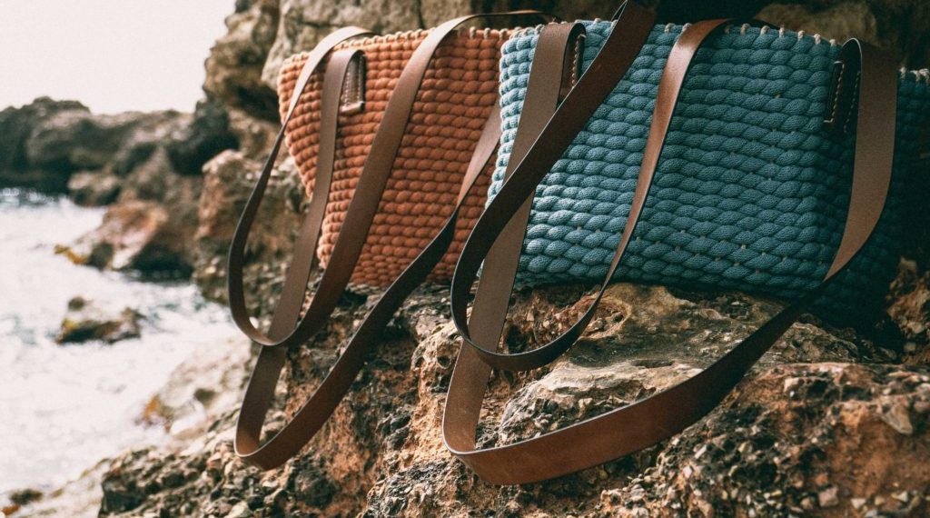 Imprescindibles en tu bolso de playa o piscina para este verano 2022