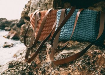 Imprescindibles en tu bolso de playa o piscina para este verano 2022