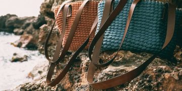 Imprescindibles en tu bolso de playa o piscina para este verano 2022