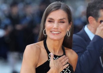 Cómo vestir bien en fiestas y Año Nuevo si tienes más de 50 años: Letizia nos da las claves