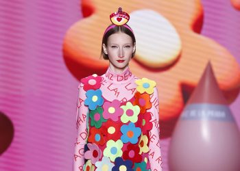 Ágatha Ruiz de la Prada presenta colección FW 23-24: flores, labios y sus perfumes como protagonistas