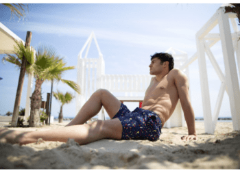 Los bañadores masculinos de Arena van a marcar la diferencia en las playas este verano