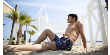 Los bañadores masculinos de Arena van a marcar la diferencia en las playas este verano