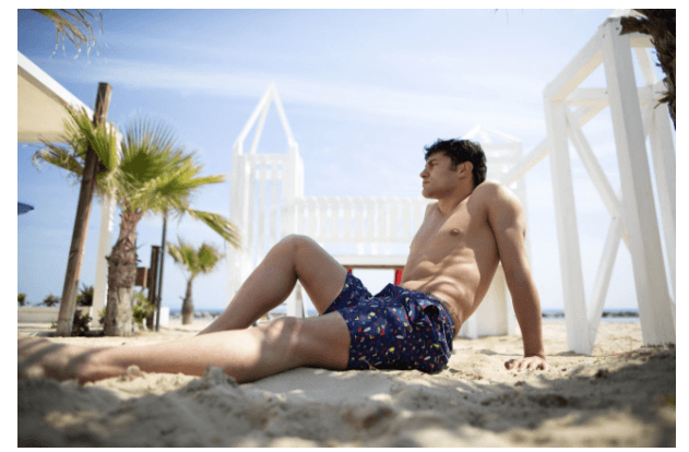 Los bañadores masculinos de Arena van a marcar la diferencia en las playas este verano