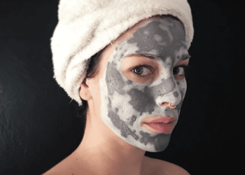 Los pros y contras del cuidado de la piel grasa en verano, según los expertos dermatólogos