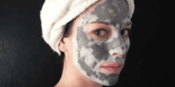 Los pros y contras del cuidado de la piel grasa en verano, según los expertos dermatólogos