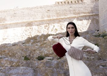Marta López-Álamo, protagonista de la campaña de botas y bolsos de invierno 23-24 de Scandal54