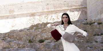 Marta López-Álamo, protagonista de la campaña de botas y bolsos de invierno 23-24 de Scandal54