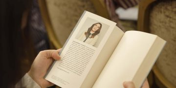 Alejandra Llamas expone en una conferencia parte de su método de ayuda para conseguir una vida plena y feliz