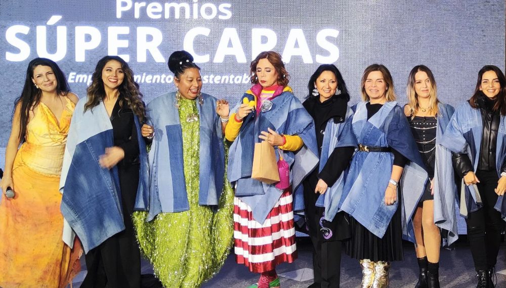 Ágatha Ruiz de la Prada recibe el Premio Súper Capas Internacional 2025 en el marco de RFD Santiago