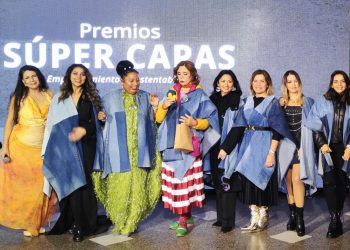 Ágatha Ruiz de la Prada recibe el Premio Súper Capas Internacional 2025 en el marco de RFD Santiago