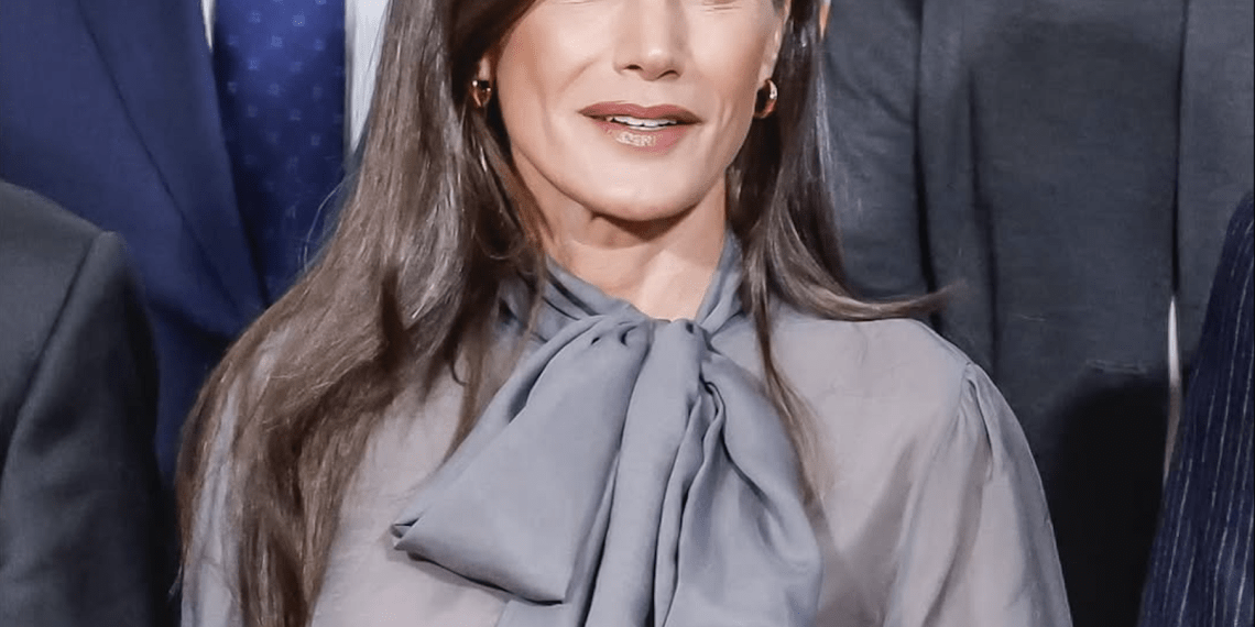 Blusas de lazada: el retorno elegante del poder femenino en los looks de oficina