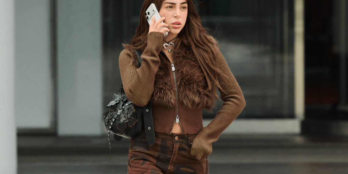 Nicki Nicole sorprende en Barcelona con el denim estampado de Desigual que crea piernas infinitas (y reconfirma la tendencia de chaquetas de pelo)