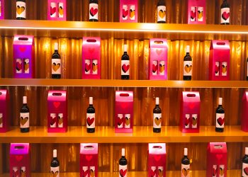 Agatha Ruiz de la Prada traslada su imaginario creativo al universo de Bodegas Borsao con una colaboración única