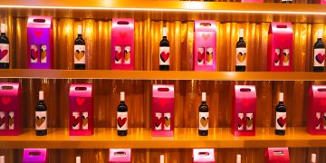 Agatha Ruiz de la Prada traslada su imaginario creativo al universo de Bodegas Borsao con una colaboración única