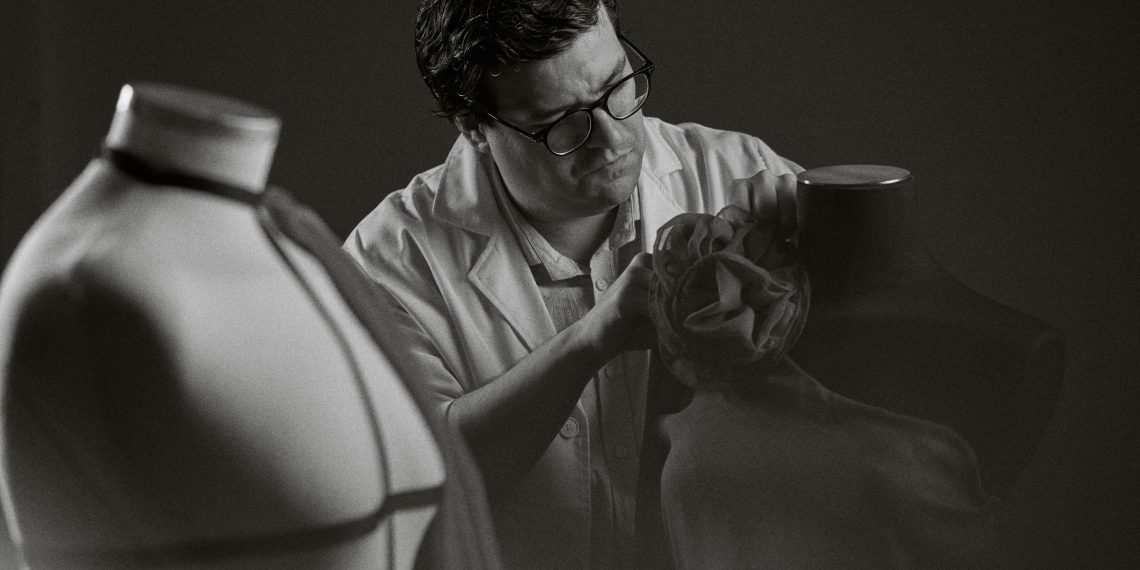 Hablamos con Arkaitz Artola, alma creativa de Artôla Couture, sobre cómo reinterpreta la tradición vasca en su nueva colección de novia e invitada