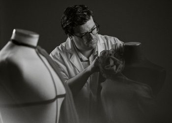 Hablamos con Arkaitz Artola, alma creativa de Artôla Couture, sobre cómo reinterpreta la tradición vasca en su nueva colección de novia e invitada