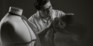 Hablamos con Arkaitz Artola, alma creativa de Artôla Couture, sobre cómo reinterpreta la tradición vasca en su nueva colección de novia e invitada