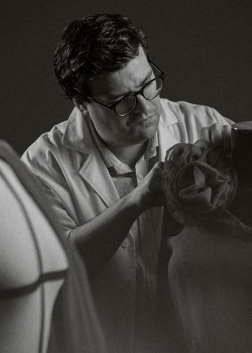 Hablamos con Arkaitz Artola, alma creativa de Artôla Couture, sobre cómo reinterpreta la tradición vasca en su nueva colección de novia e invitada