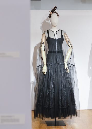 Pilar Dalbat protagoniza, de la mano de Fundación Caja Rural Granada, la exposición que la sitúa frente a Fortuny, Balenciaga o Pertegaz en el Museo del Automóvil y la Moda de Málaga