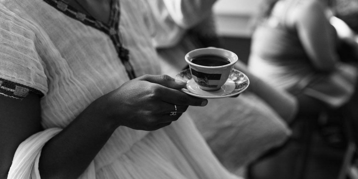 Así es la tradicional ceremonia del café etíope: tostado del grano, molienda y preparación en la jebena