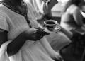 Así es la tradicional ceremonia del café etíope: tostado del grano, molienda y preparación en la jebena